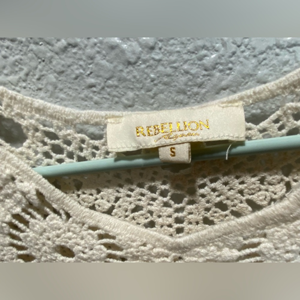 White crochet cropped top, barely worn. - Picture 3 of 3